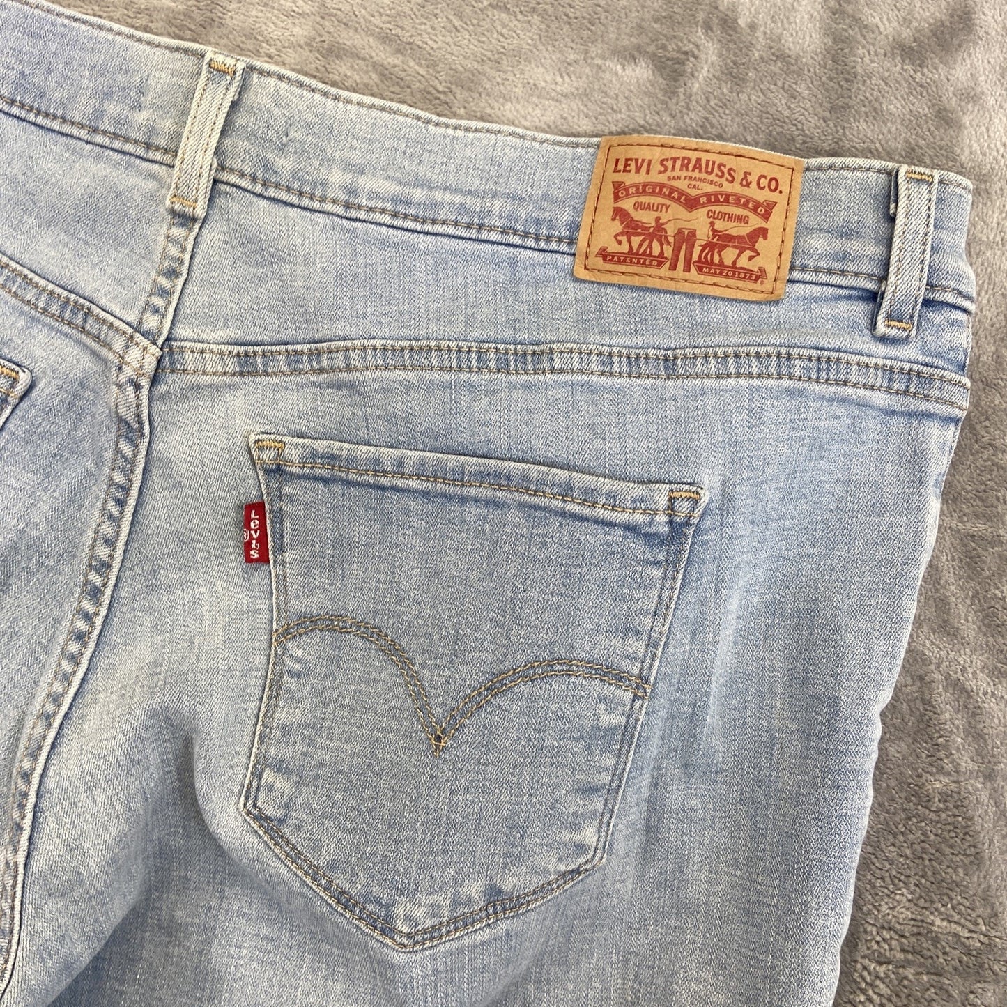 Levi's Classic Bermuda Jean Shorts Women's Size 33 Blue Denim Shorts
