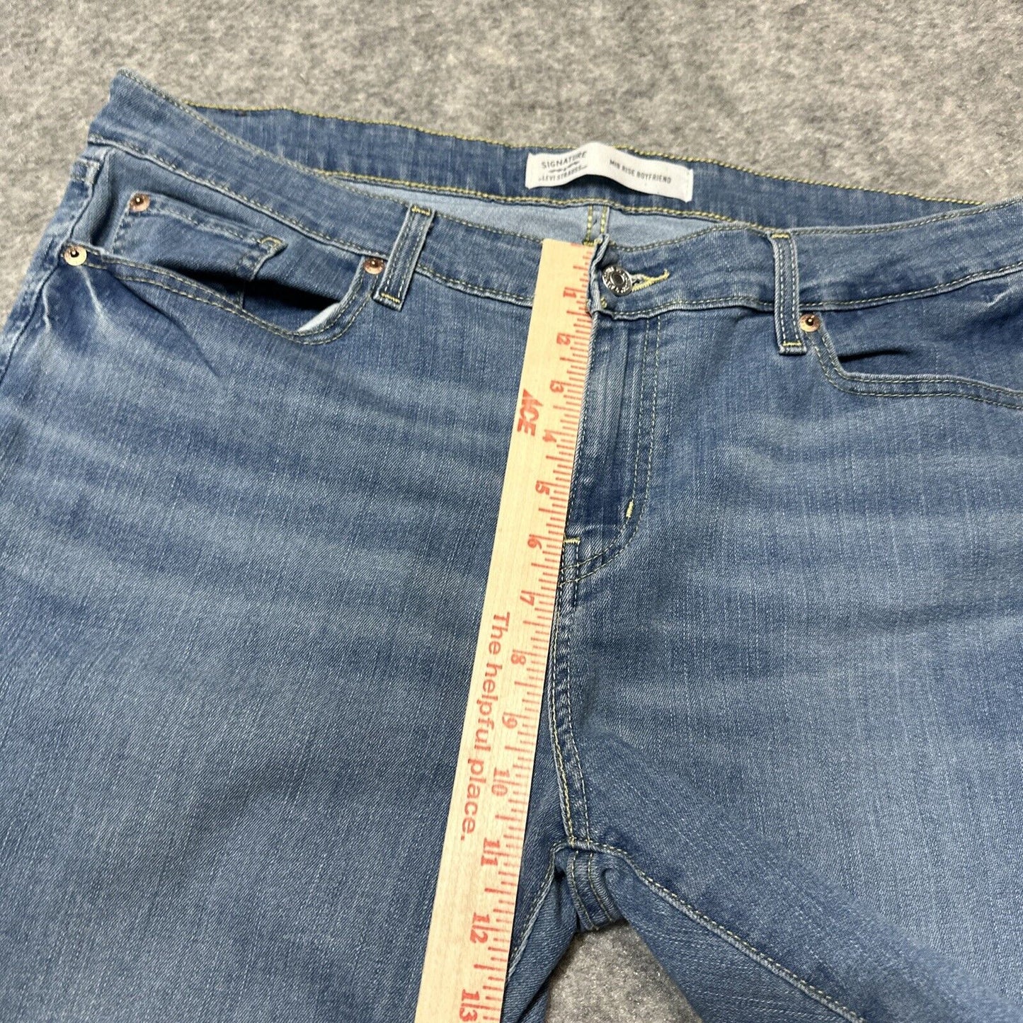 Signature Levi's Mid Rise Boyfriend Women's Jeans Size 34 Blue Light Wash Denim