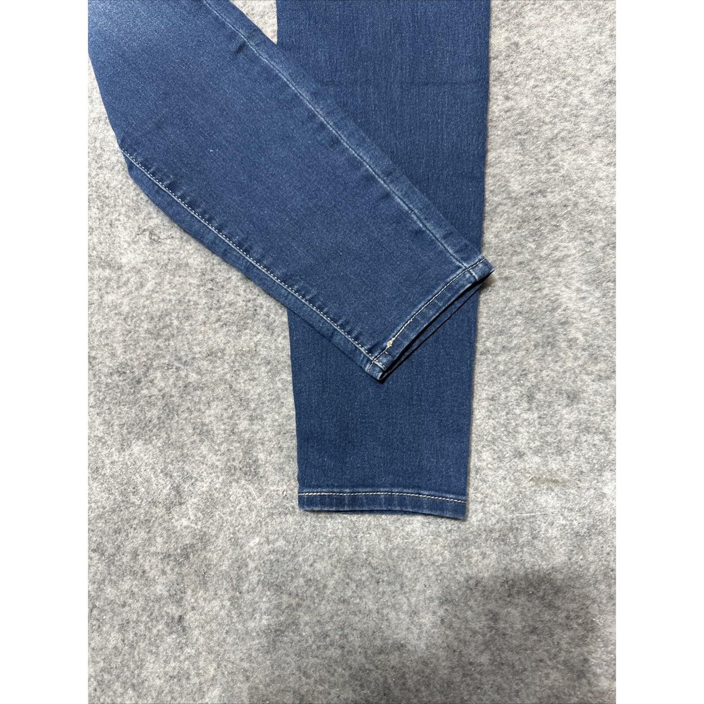 Signature Levi's Totally Shaping Pull On Skinny Women's Jeans Size 4M Blue 27x30
