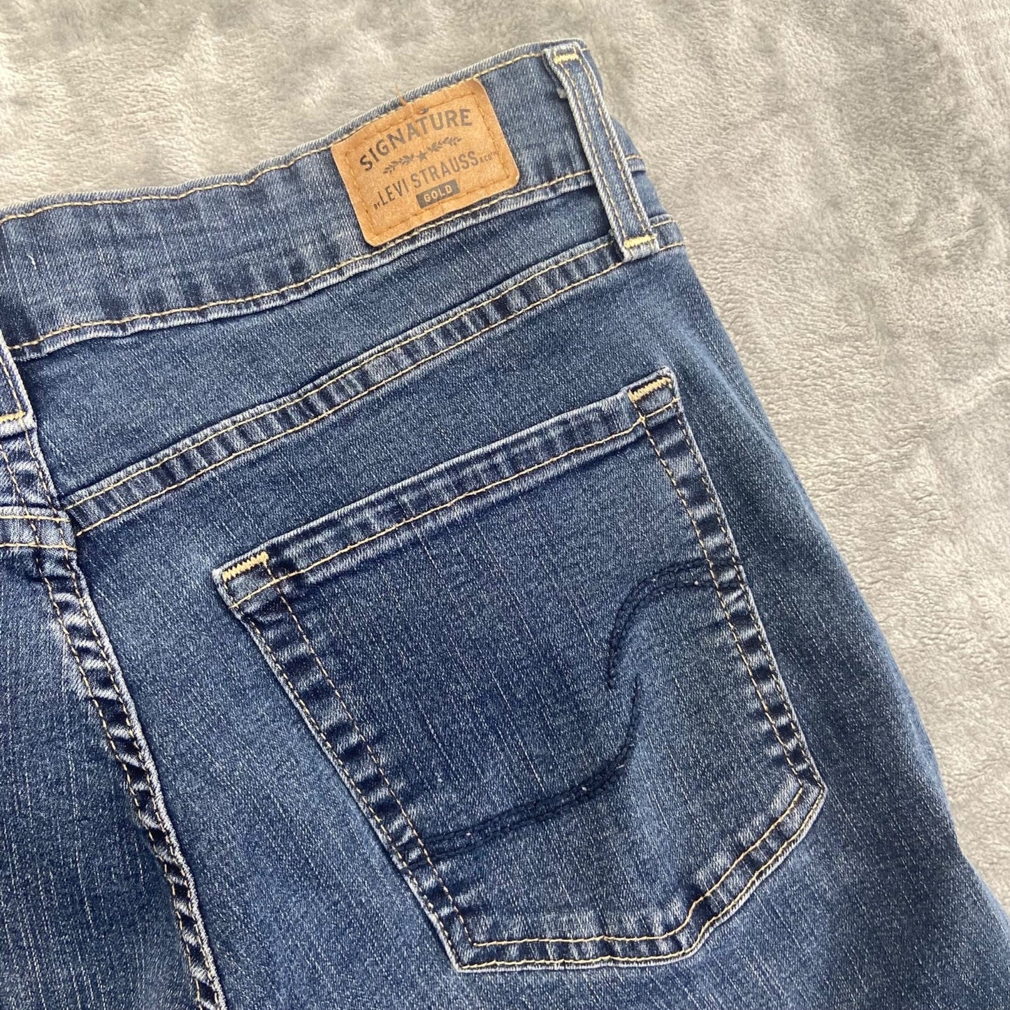 Signature Levi Strauss Women's Straight Jeans Size 8M Dark Wash