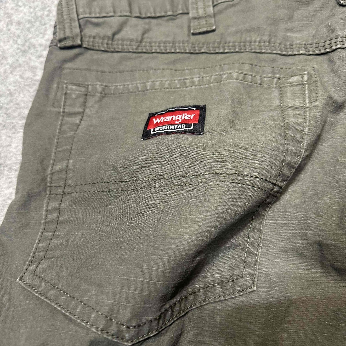 Wrangler Workwear Men's Bootcut Cargo 5 Pocket Design Pants 38x32 Green Dark
