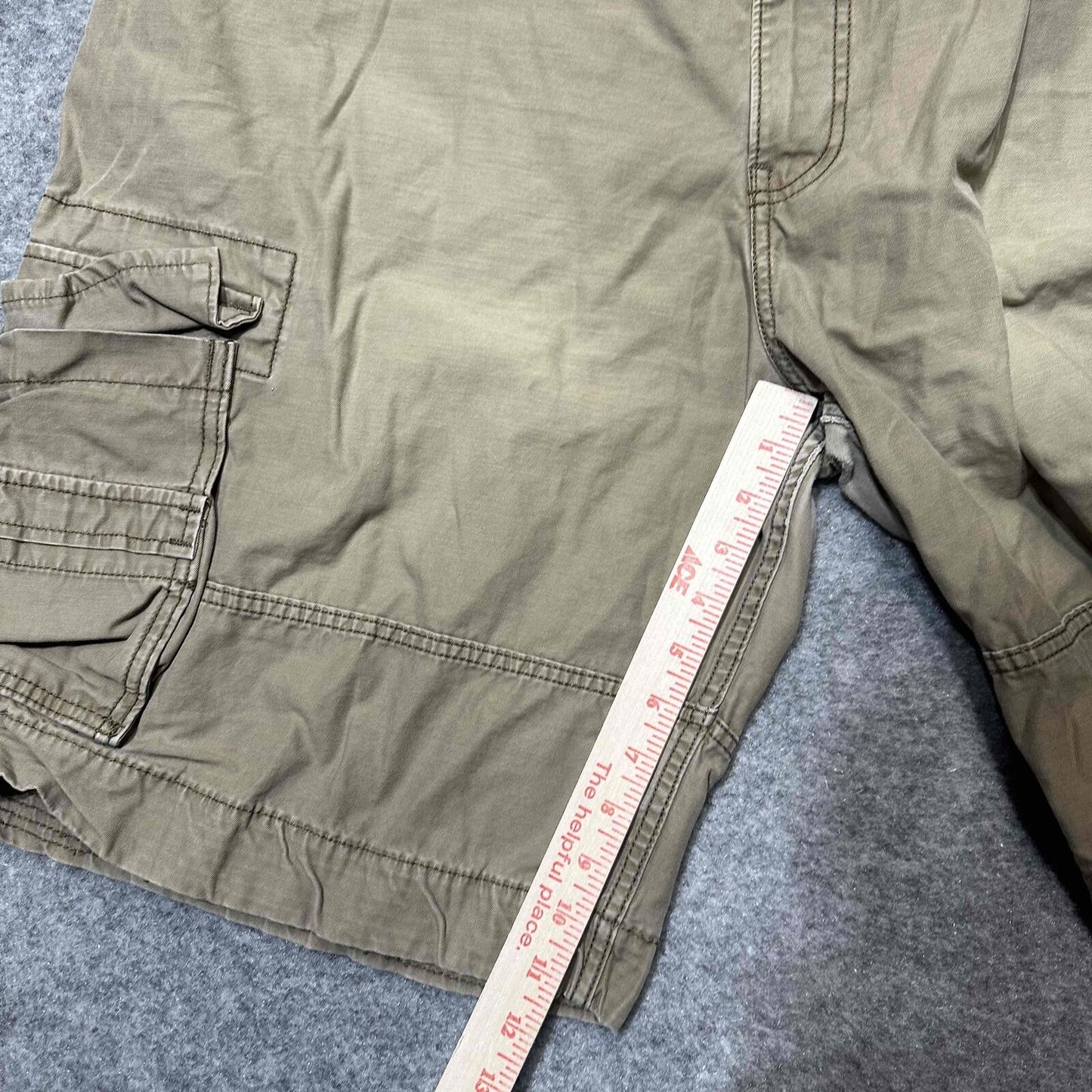 Levi's Men's Multiple Pockets Belt Loops Cargo Shorts Size W42 Khaki Medium Wash