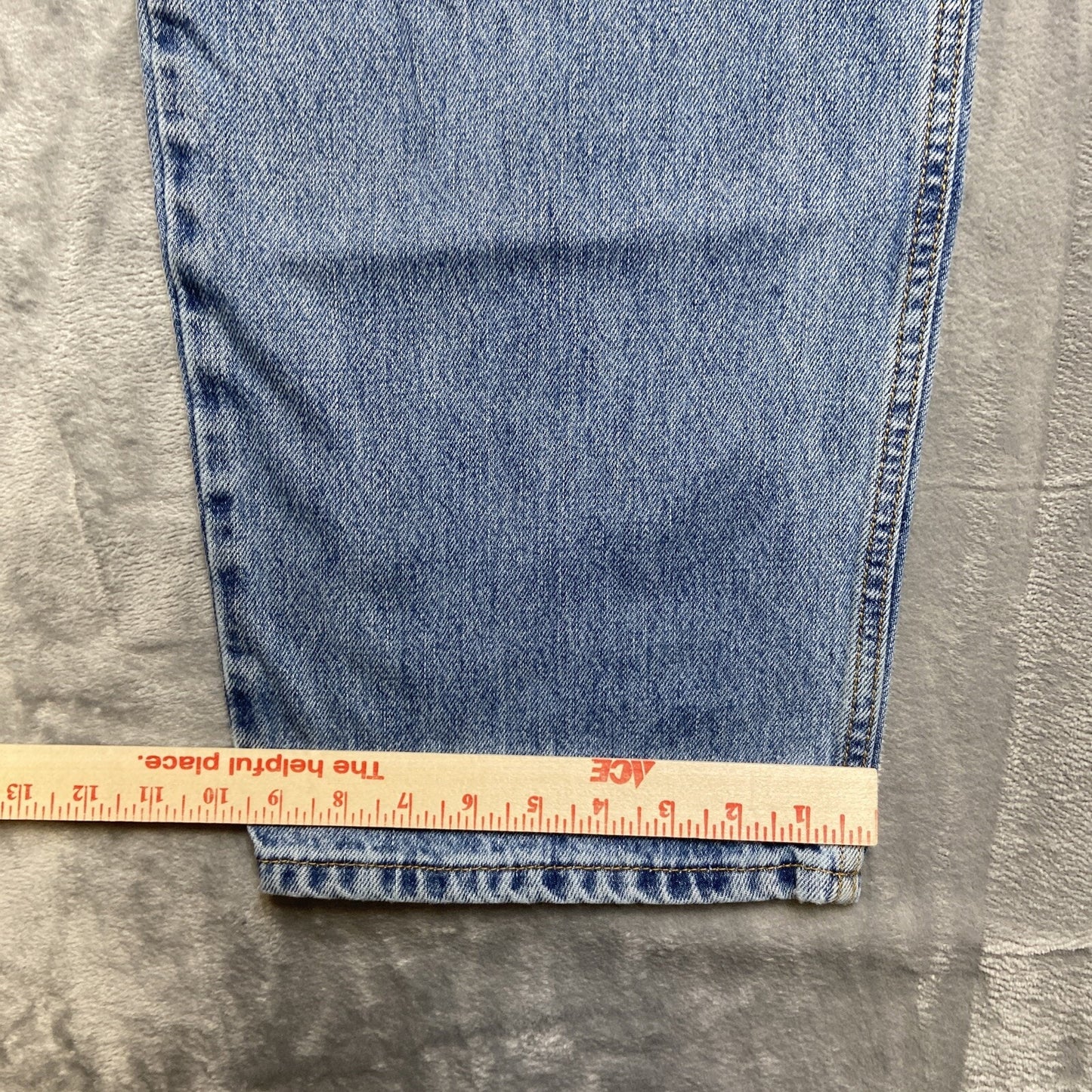 Vintage Levi’s 550 Relaxed Fi Jeans Men’s Size 46x32 Light Blue Denim