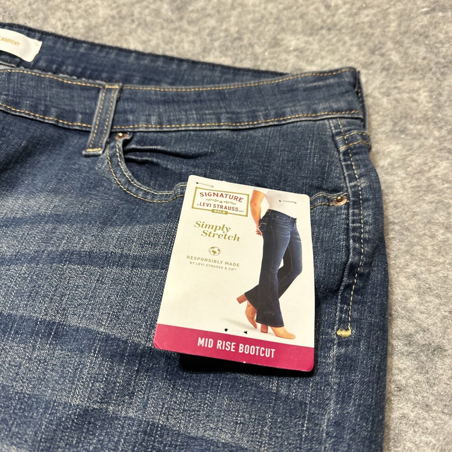 New Signature Levi's Mid Rise Bootct Jeans Women's Size 26L Dark Blue 38x34