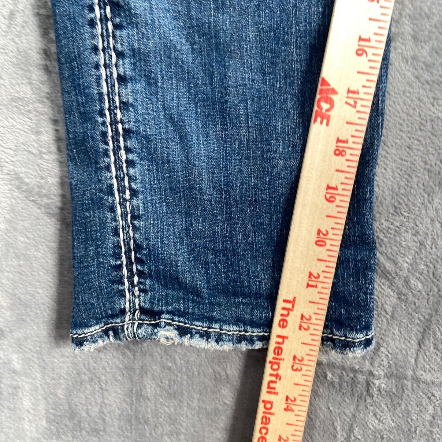 Silver Women's Suki Capri Jeans Size 30 Blue Distressed