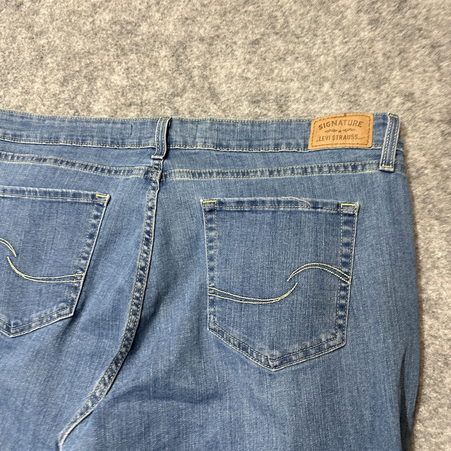 Signature Levi's Mid Rise Boyfriend Women's Jeans Size 34 Blue Light Wash Denim