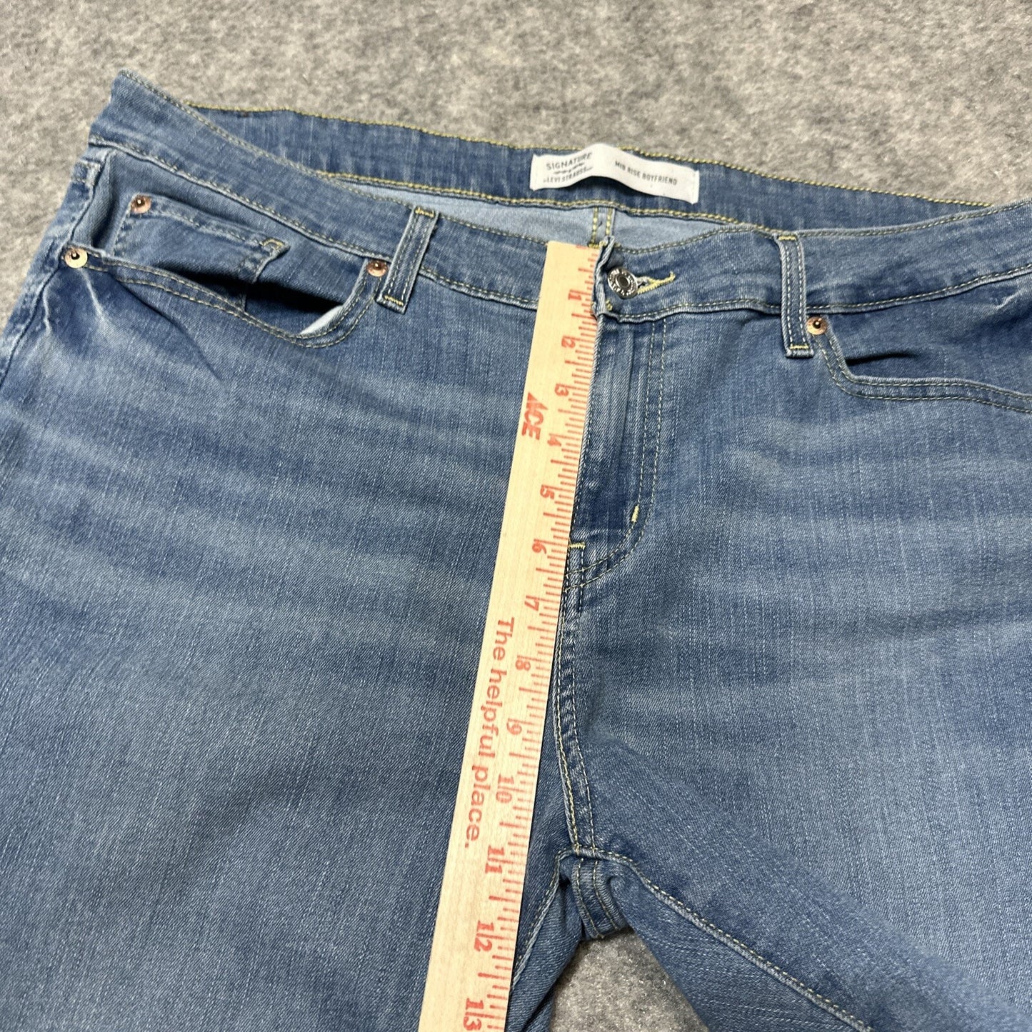 Signature Levi's Mid Rise Boyfriend Women's Jeans Size 34 Blue Light Wash Denim