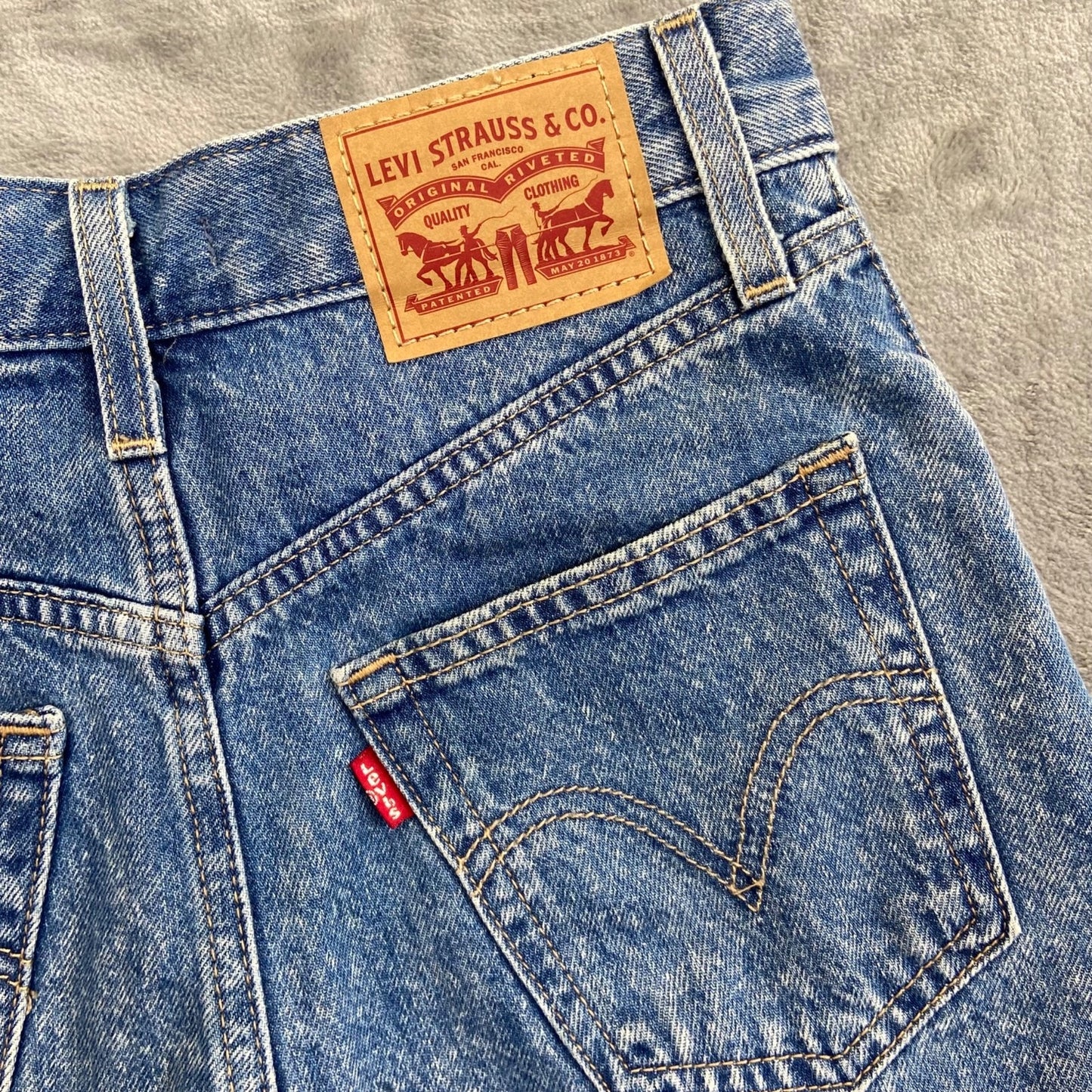 New Levi's High Waisted Mom Shorts Women's Size 24 Blue Denim Medium Wash