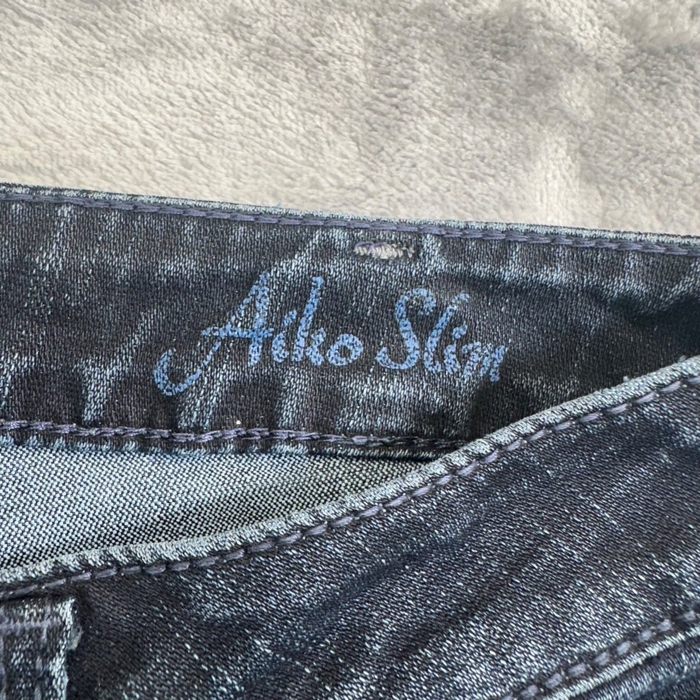 Silver Women's Aiko Slim Straight Jeans Size 30x33 Dark Wash