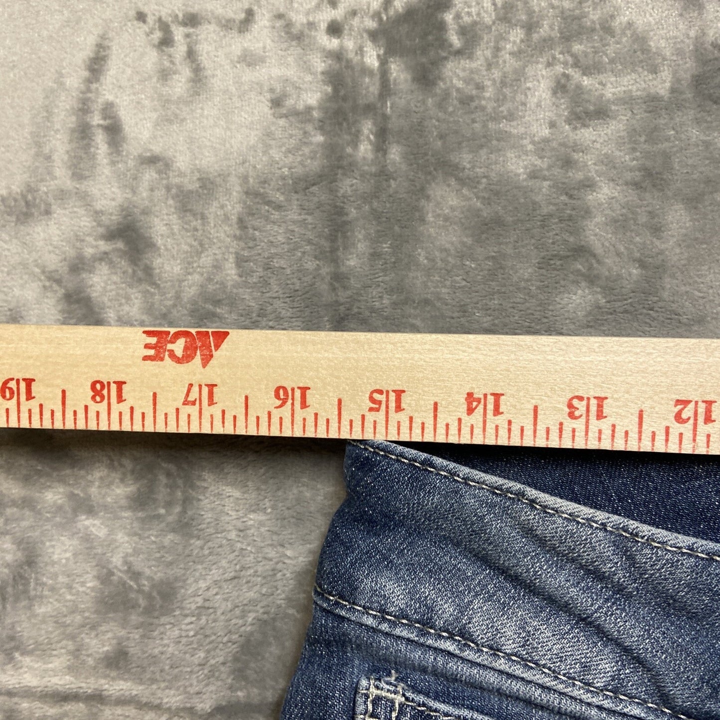Wrangler Straight Leg Jeans Women’s Size 9x32 Light Blue Faded Denim
