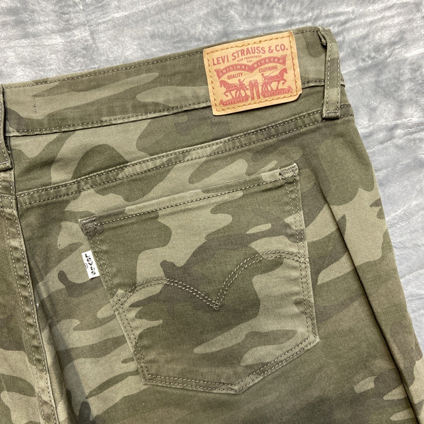 Levi's 711 Skinny Camo Skinny Pants Women's Size W34 Green Canvas