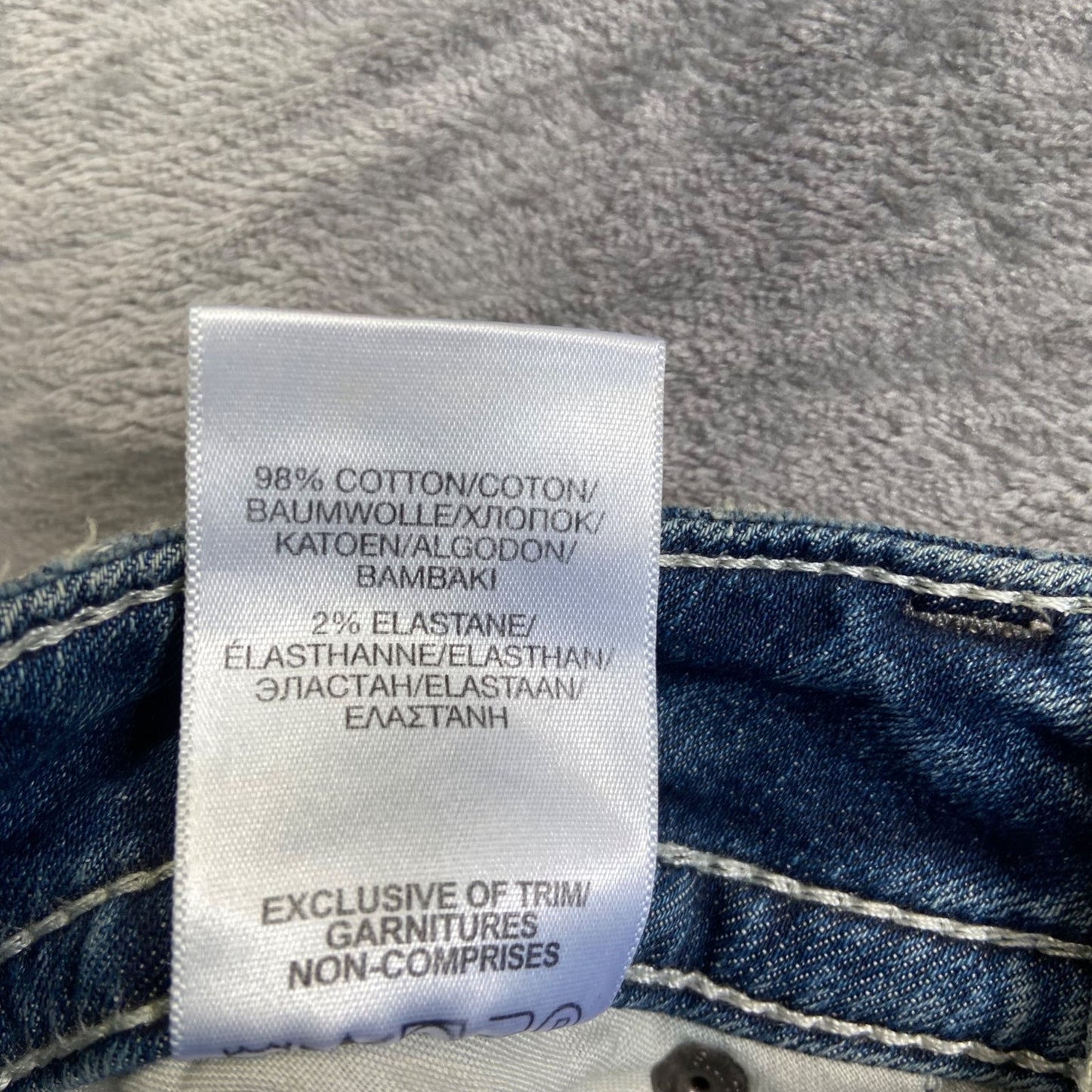 Silver Women's Suki Capri Jeans Size 30 Blue Distressed