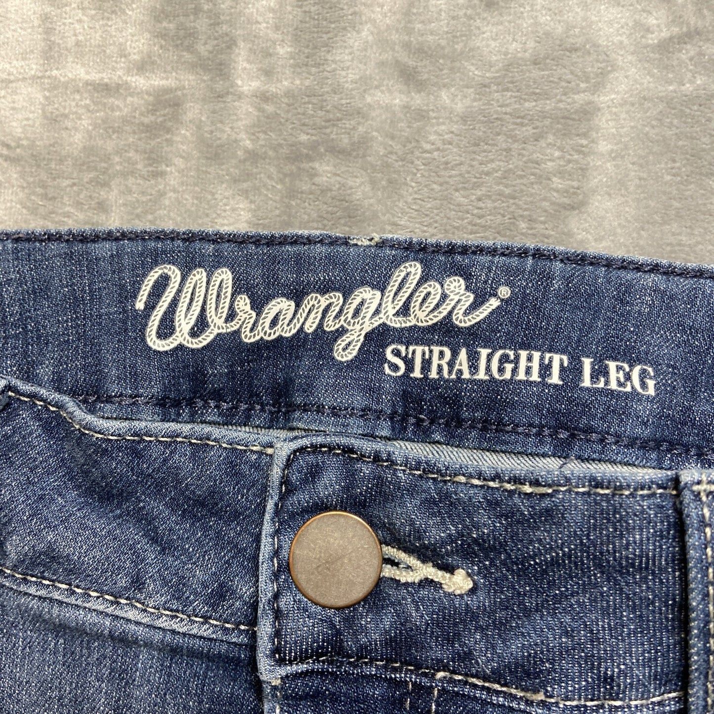 Wrangler Straight Leg Jeans Women’s Size 9x32 Light Blue Faded Denim