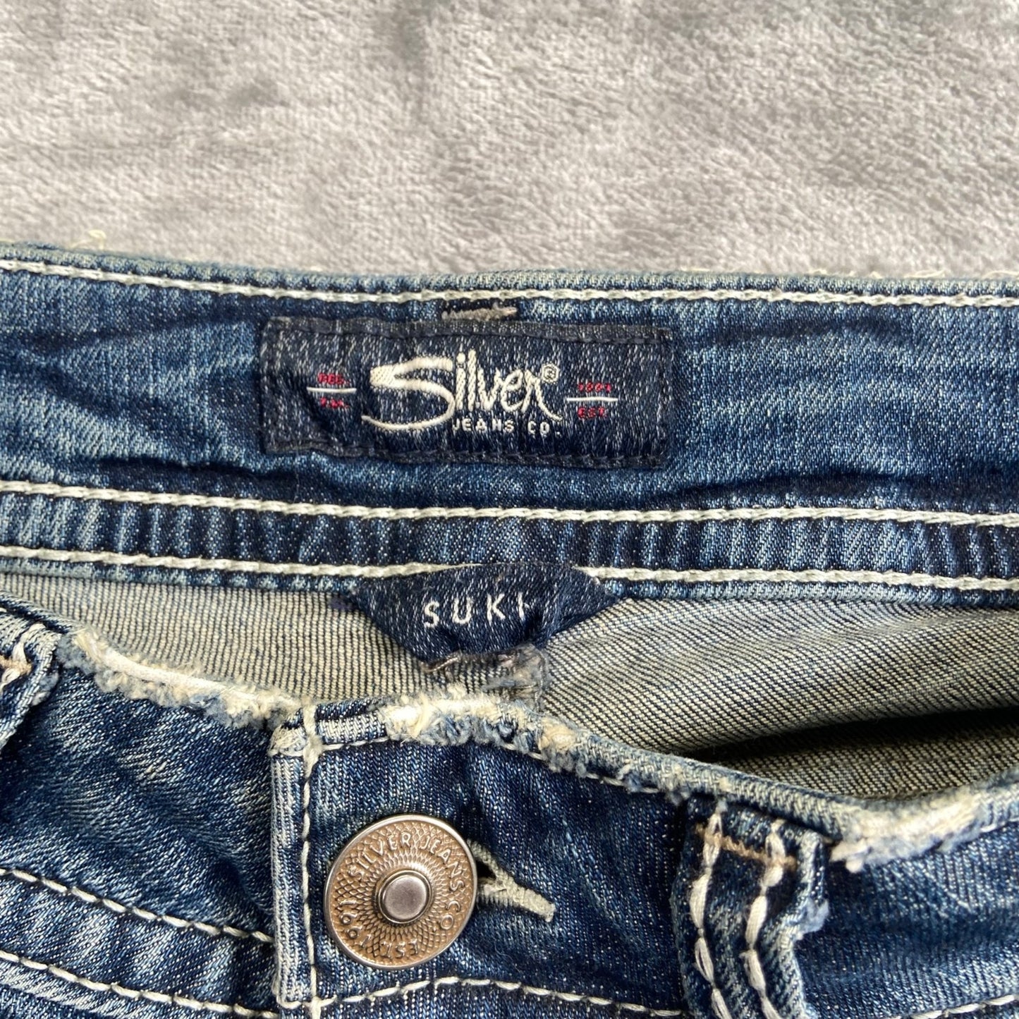 Silver Women's Suki Capri Jeans Size 30 Blue Distressed