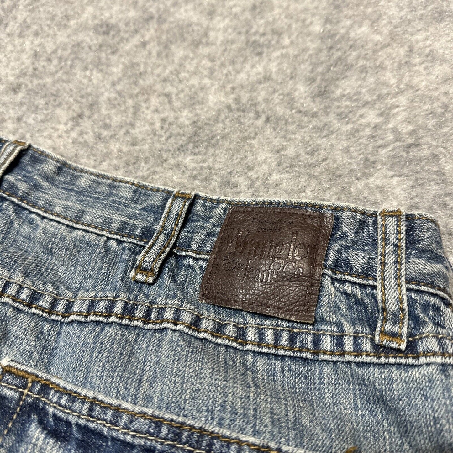 Vintage Wrangler Straight Fit Jeans Men's Size 36x30 Blue Light Wash Denim