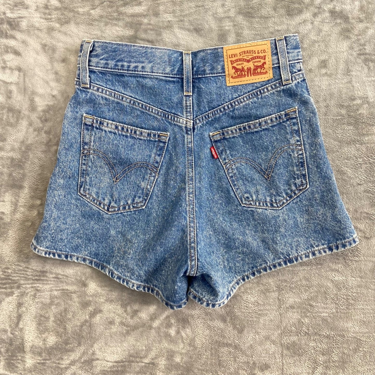 New Levi's High Waisted Mom Shorts Women's Size 24 Blue Denim Medium Wash