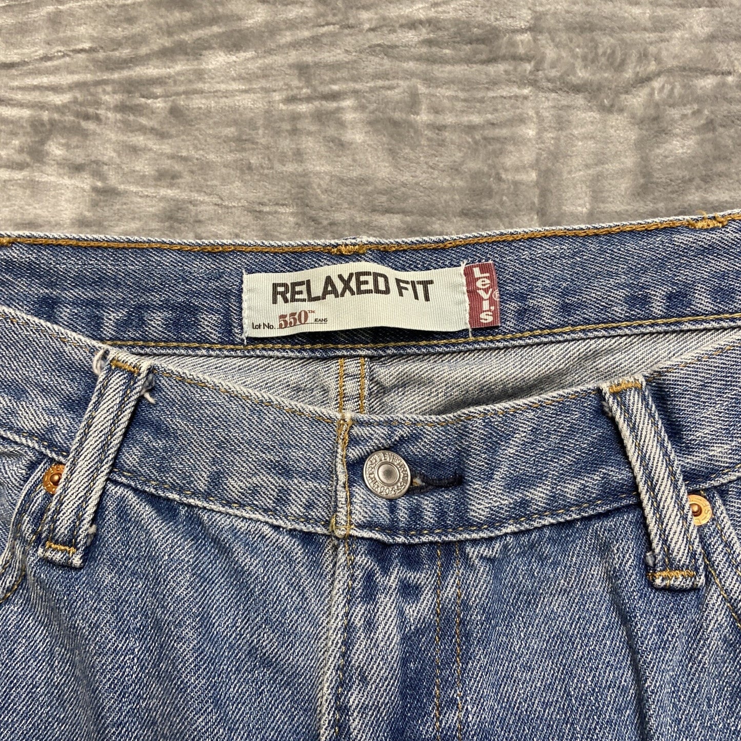 Vintage Levi’s 550 Relaxed Fit Jeans Men’s Size 38x30 Light Blue Denim