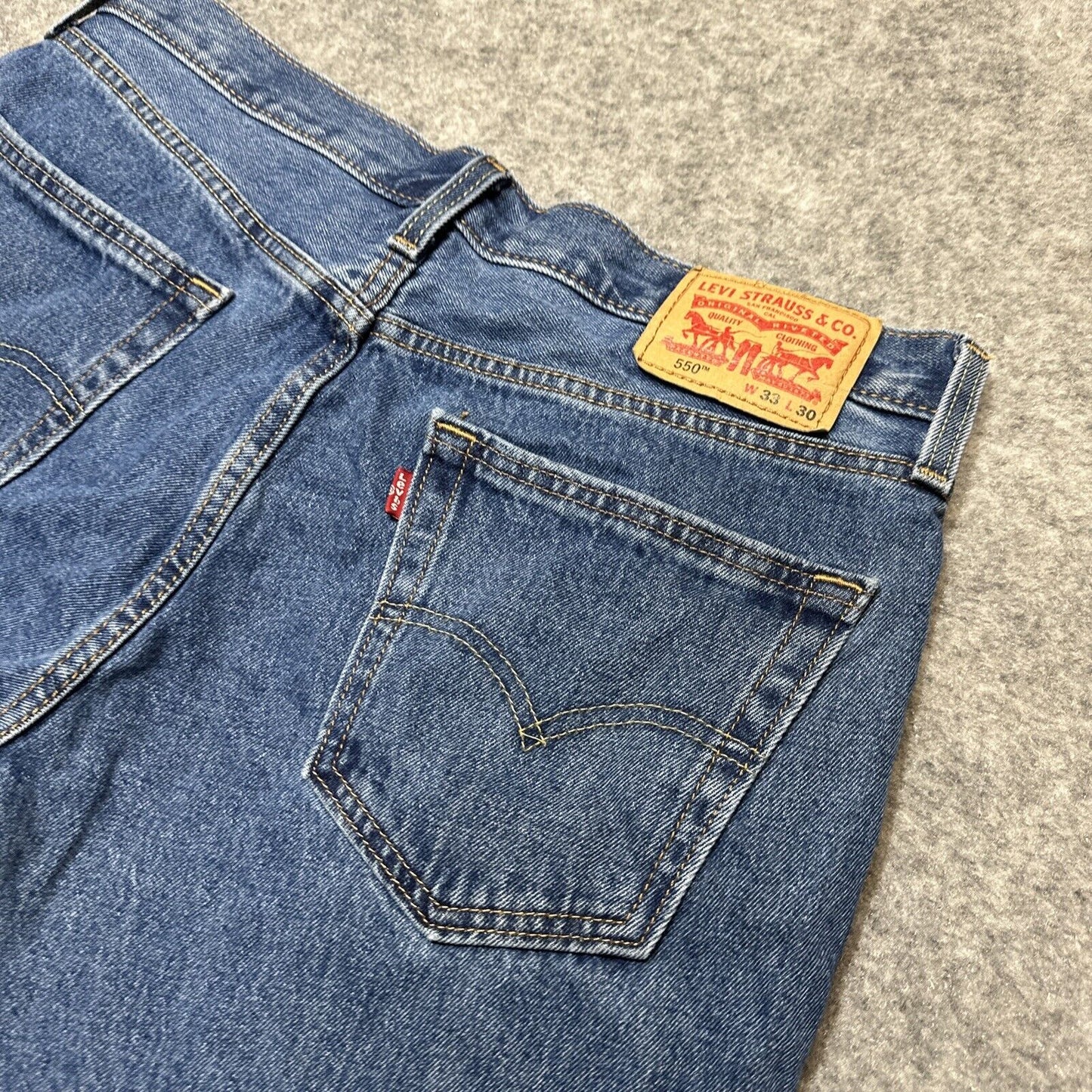 Levi's 550 Relaxed Fit Men's Bermuda Jean Shorts Size 33 Blue Medium Wash Denim