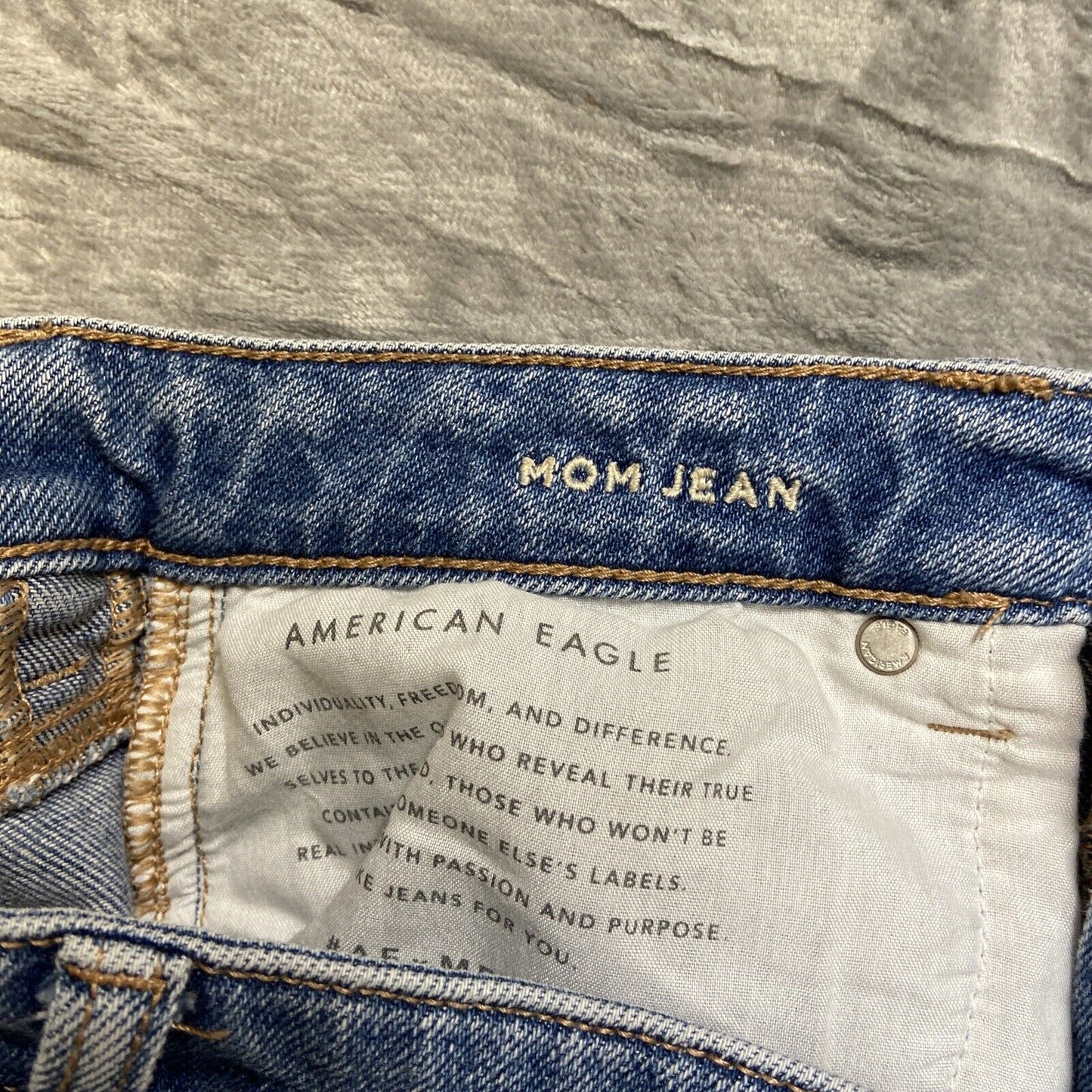 American Eagle Stretch Distressed Mom Jeans Women's Size 8R Blue