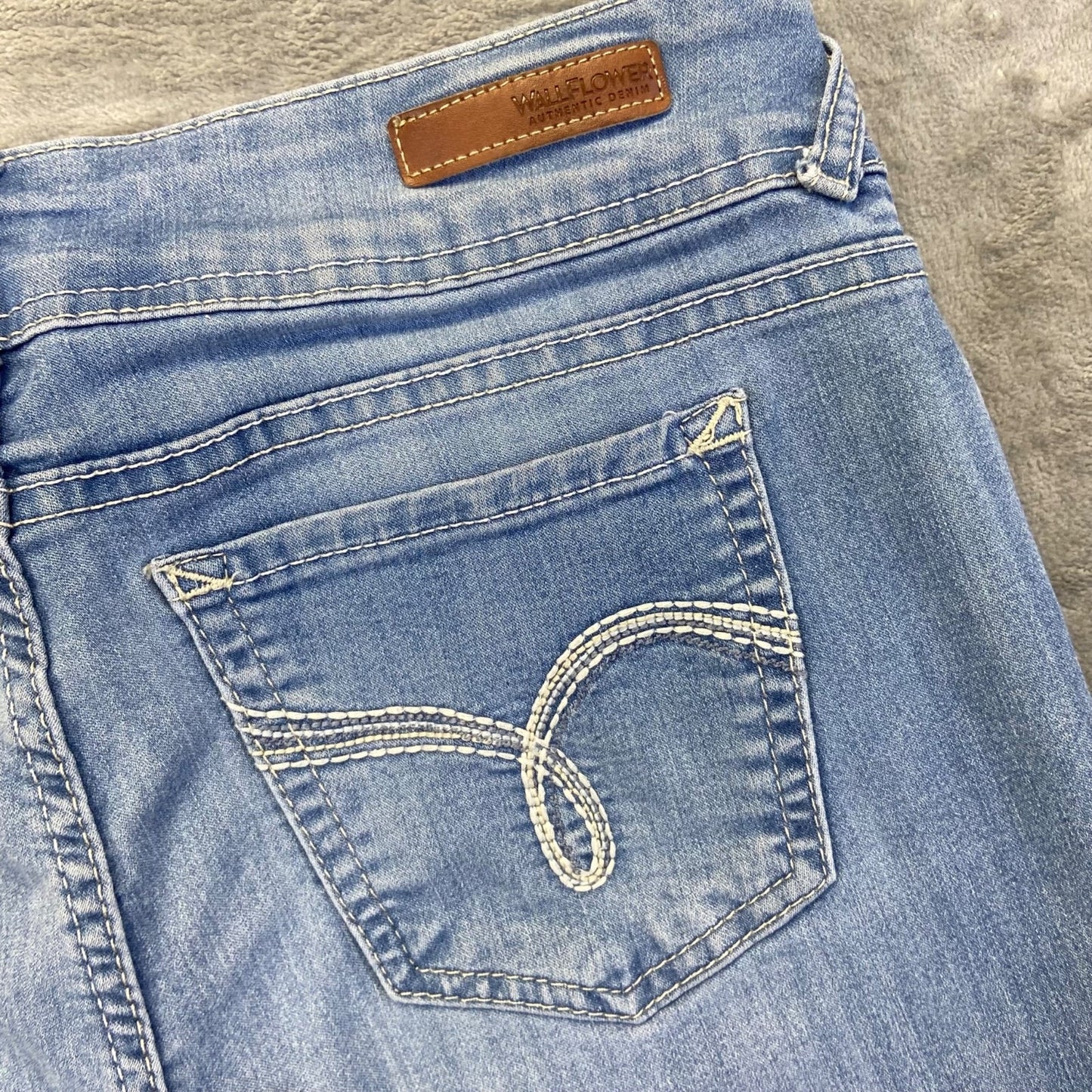 WallFlower Women's Skinny Jeans Size 32 Blue Light Wash Denim
