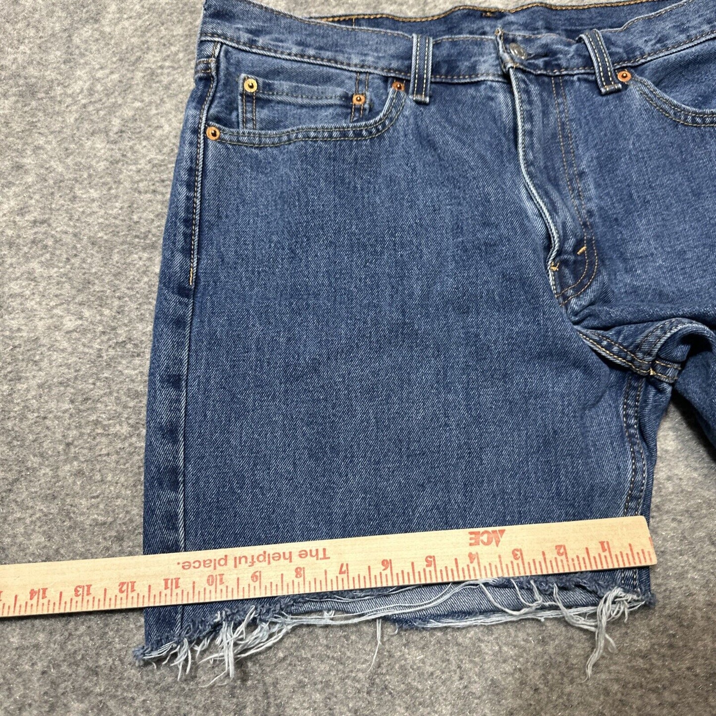 Levi's 550 Relaxed Fit Men's Bermuda Jean Shorts Size 33 Blue Medium Wash Denim