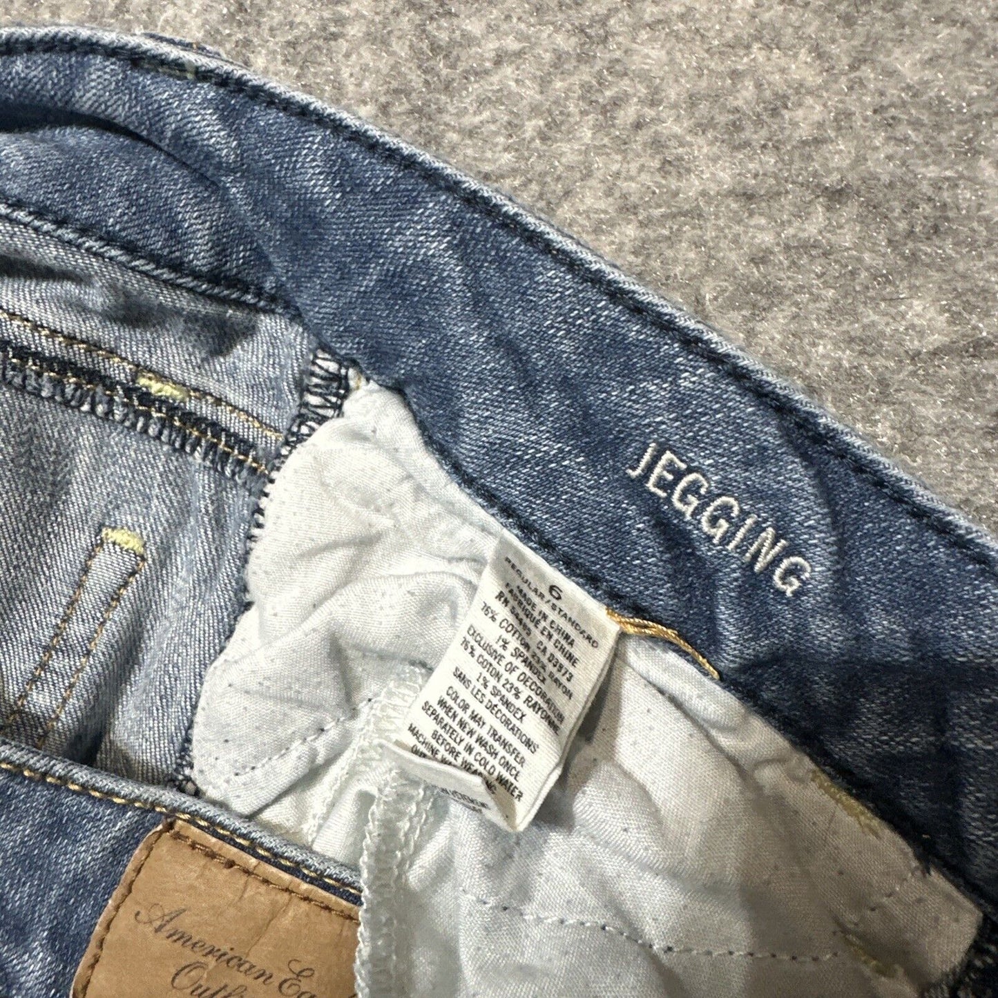 American Eagle Stretch Women’s Distressed Jeggings Size 6 Blue Light Wash Denim