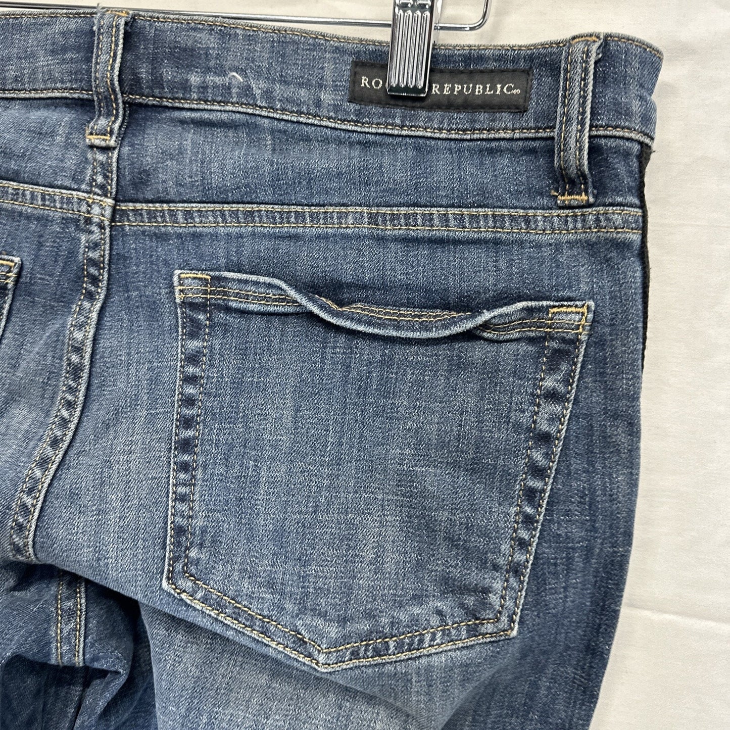 Rock & Republic Berlin Jeans Women's Size 12M Blue Medium Wash Embroidered Denim