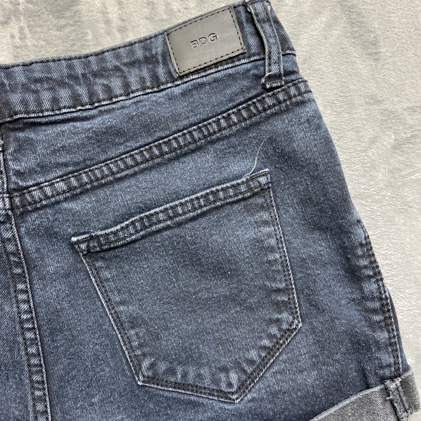 BDG Mid-Rise Alexa 5 Pocket Cuffed Denim Shorts Women’s Size 28W Dark Blue Denim