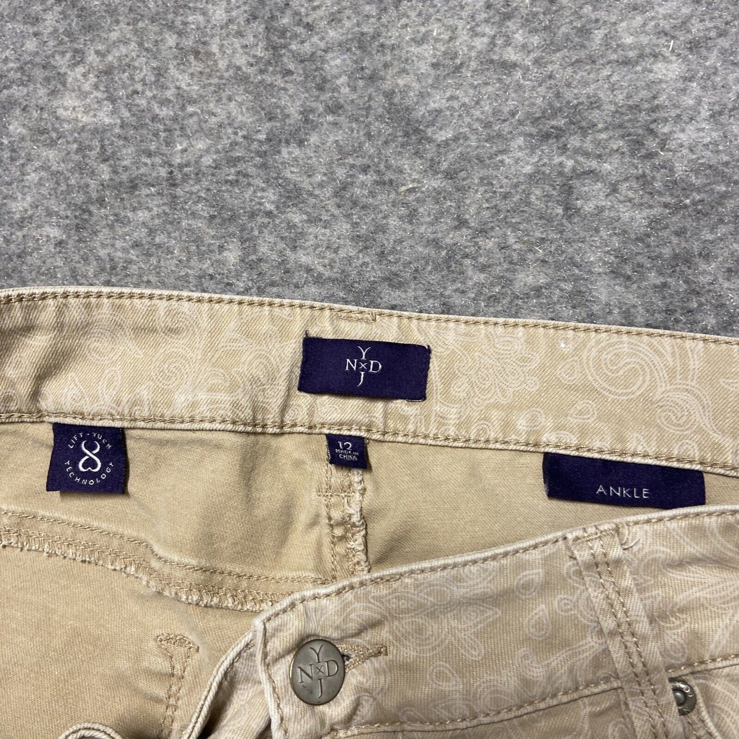 NYDJ Ankle Jeans Women's Size 12 Beige Jacquard Damask Print Patterned Jeans