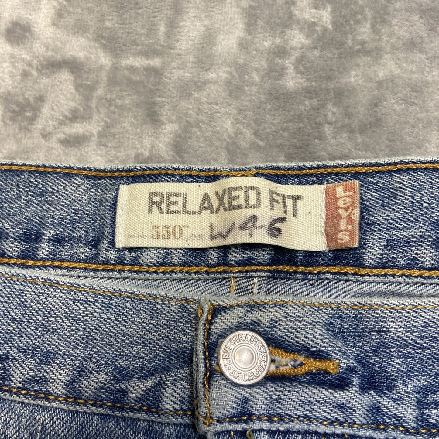 Vintage Levi’s 550 Relaxed Fi Jeans Men’s Size 46x32 Light Blue Denim