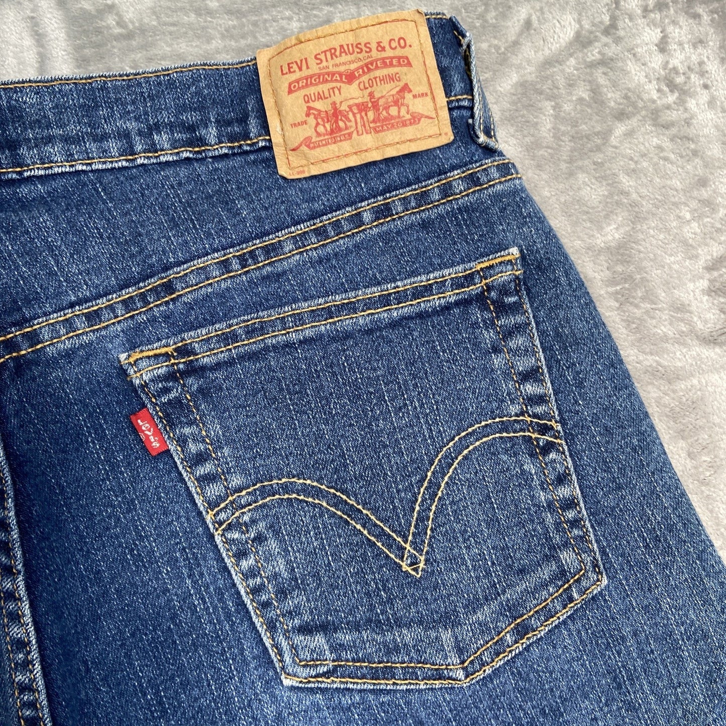 Levi's Classic Slim Fit Jeans Women's Size 12 Mis Med Blue Stretch Denim