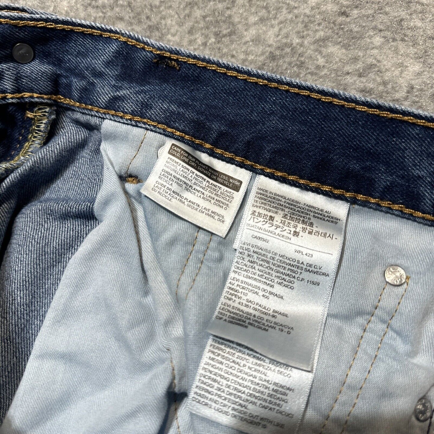 Levi's 550 Relaxed Fit Men's Bermuda Jean Shorts Size 33 Blue Medium Wash Denim