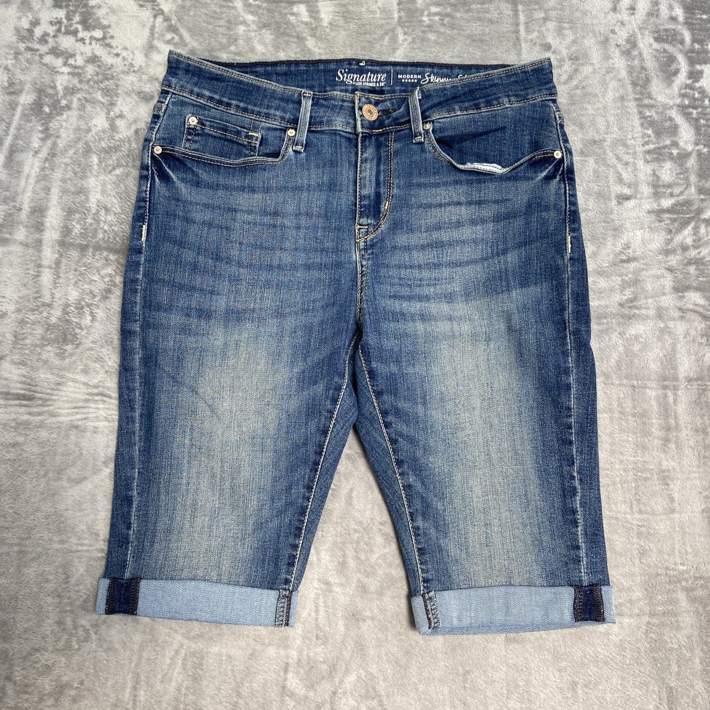 Signature Levi's Modern Skinny Bermuda Shorts Women's Size 10 Blue Cuffed Denim