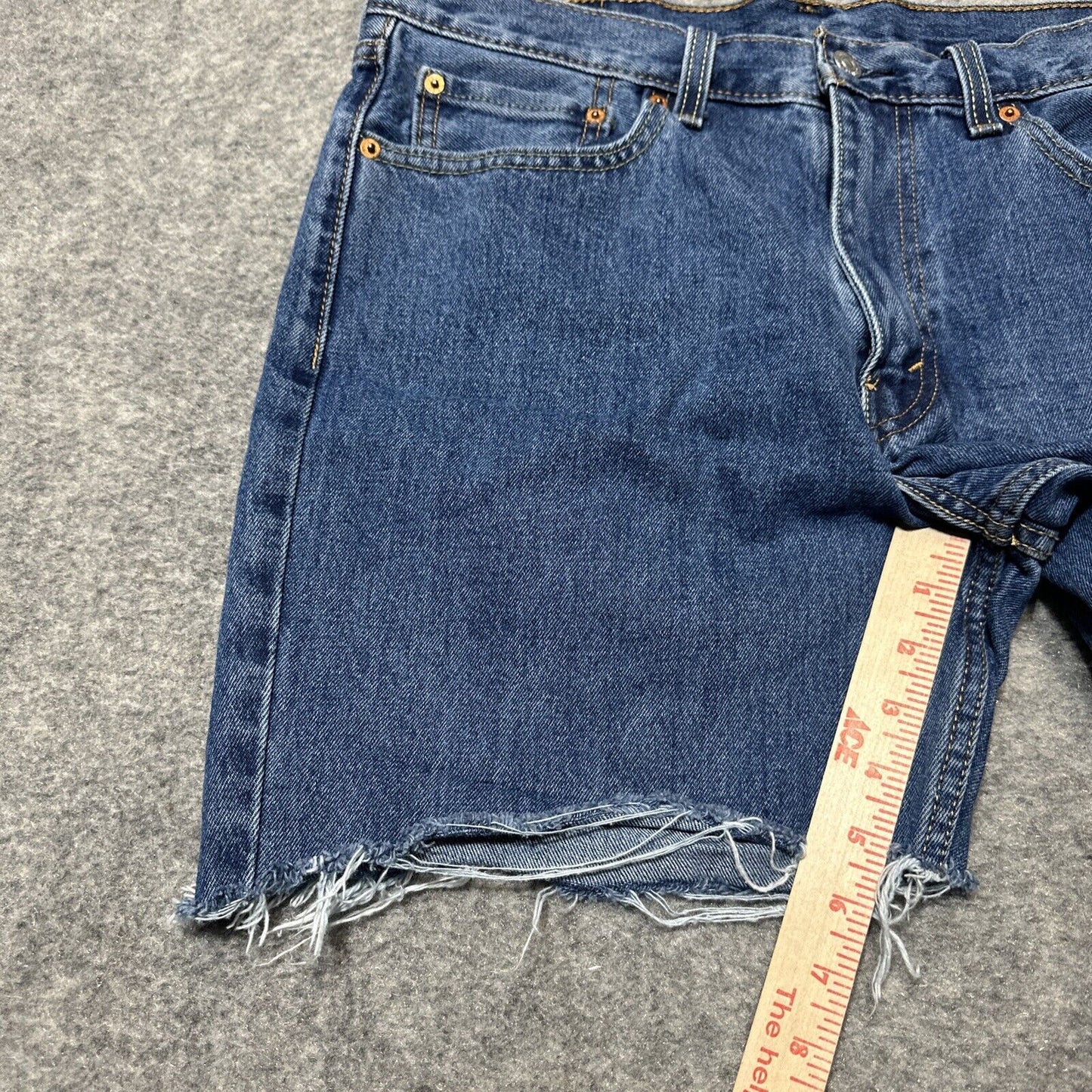 Levi's 550 Relaxed Fit Men's Bermuda Jean Shorts Size 33 Blue Medium Wash Denim