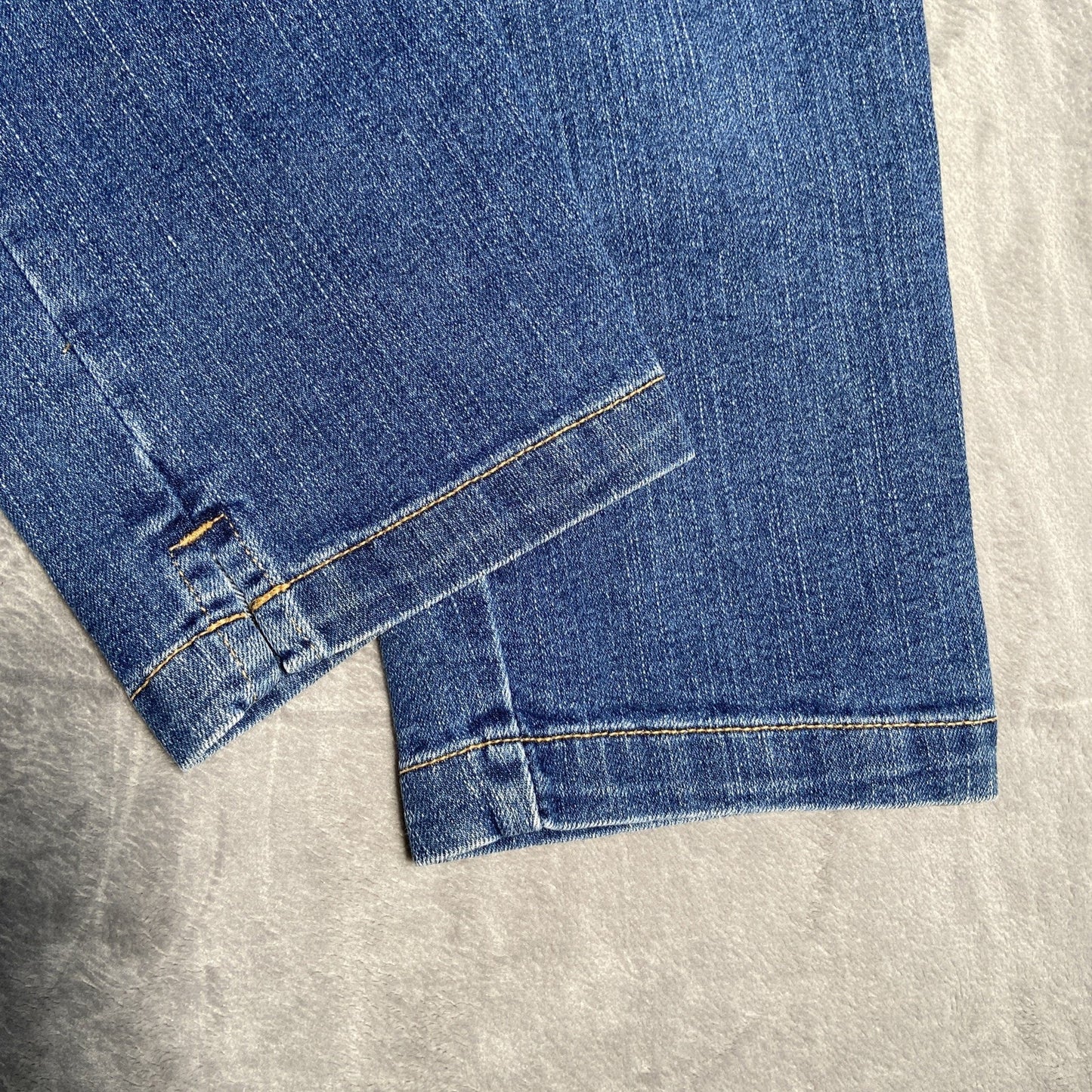 Levi's Classic Slim Fit Jeans Women's Size 12 Mis Med Blue Stretch Denim