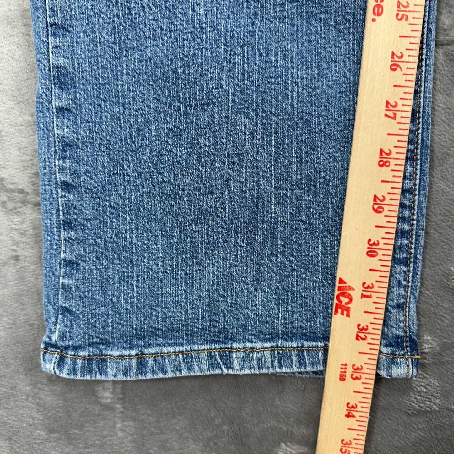 Levi's Women's 550 Classic Relaxed Bootcut Jeans Size 14L Blue Medium Wash Denim