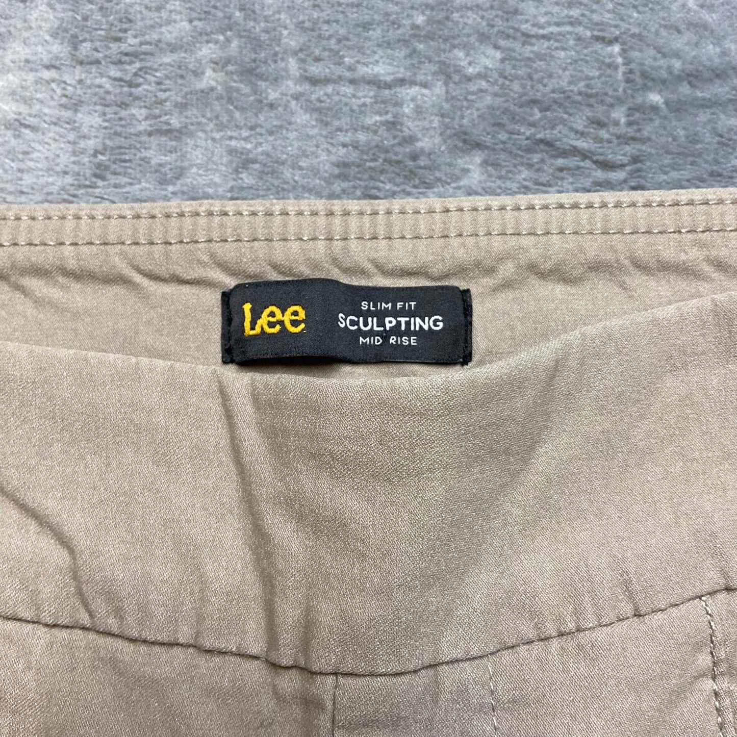 Lee Slim Fit Sculpting Mid Rise Capris Women's Size 2 Beige Capri NWOT