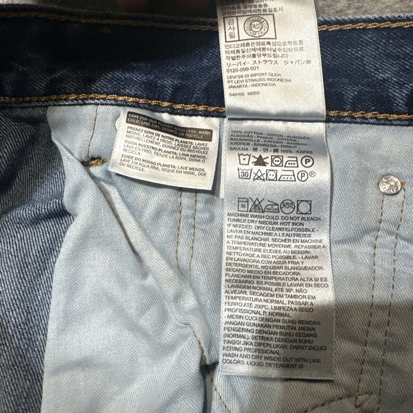 Levi's 550 Relaxed Fit Men's Bermuda Jean Shorts Size 33 Blue Medium Wash Denim