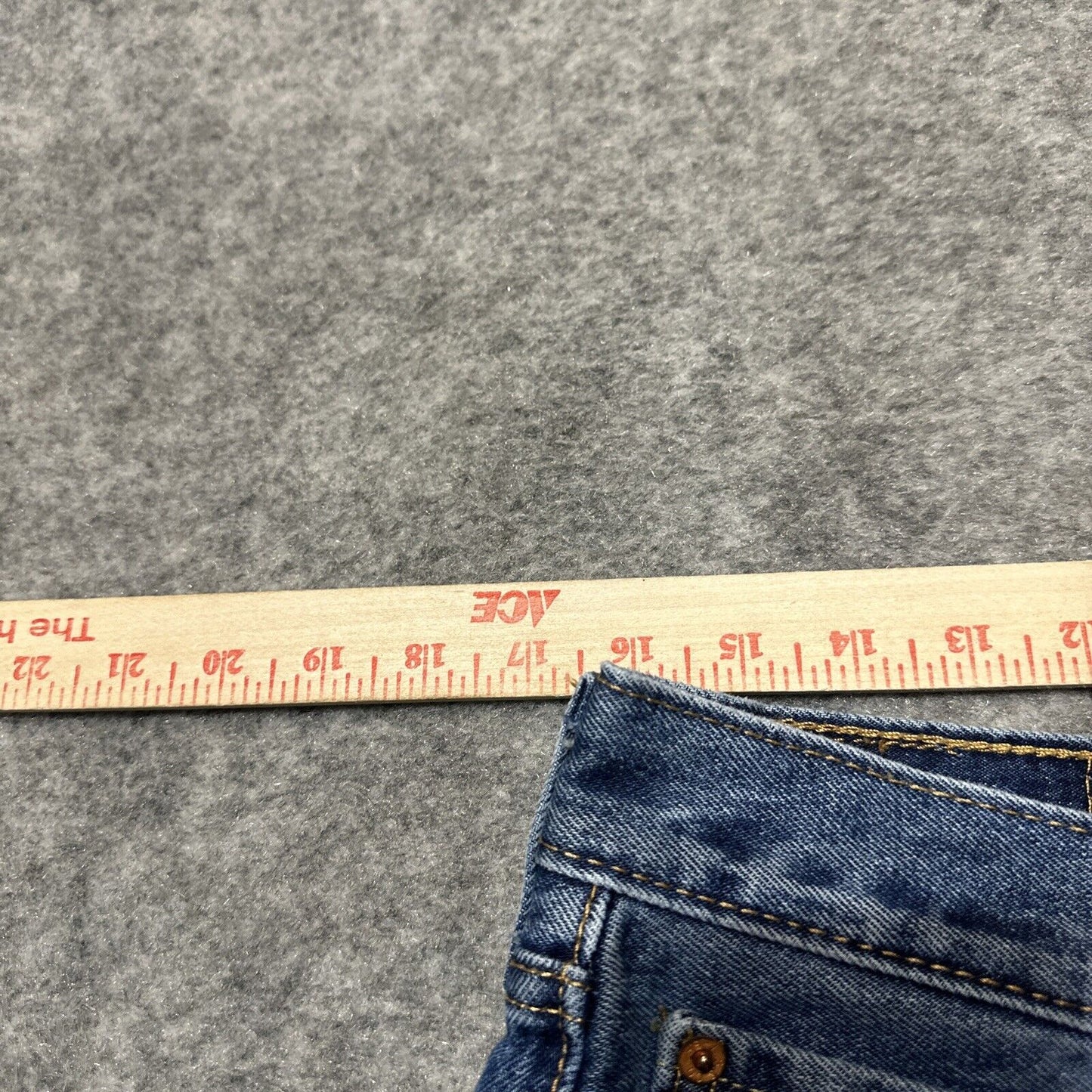 Levi's 550 Relaxed Fit Men's Bermuda Jean Shorts Size 33 Blue Medium Wash Denim